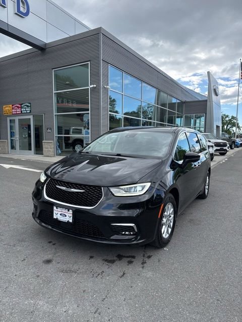 Used 2023 Chrysler Pacifica Touring-L FWD image 1
