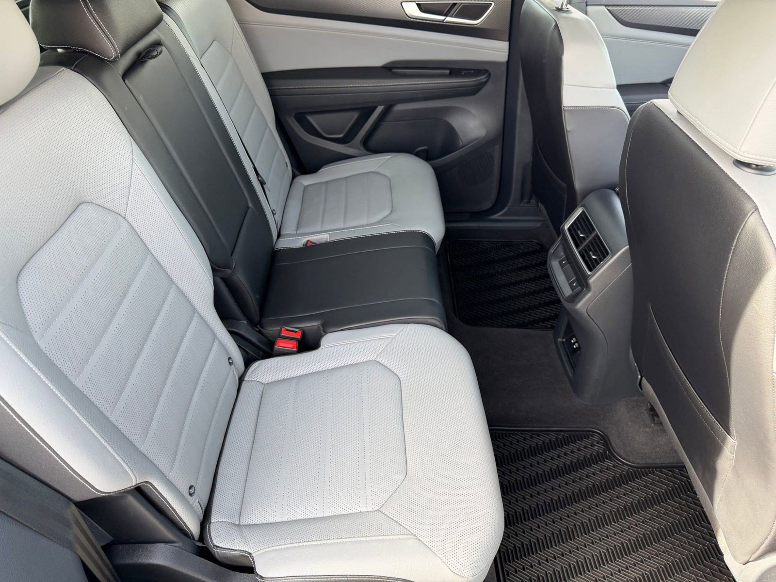 Certified 2024 Volkswagen Atlas Cross Sport SEL R-Line image 28