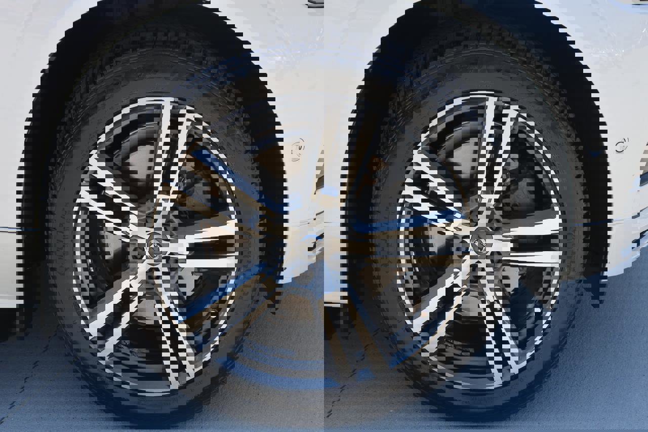 Used 2018 Volvo XC60 T6 Momentum w/ Convenience Package image 8