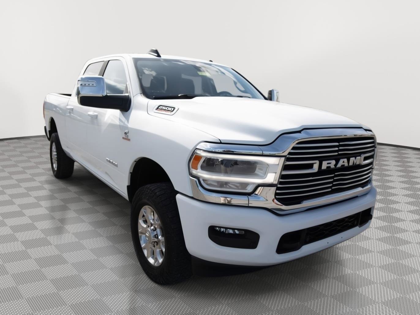 Used 2024 RAM 2500 Laramie AWD/4WD image 3