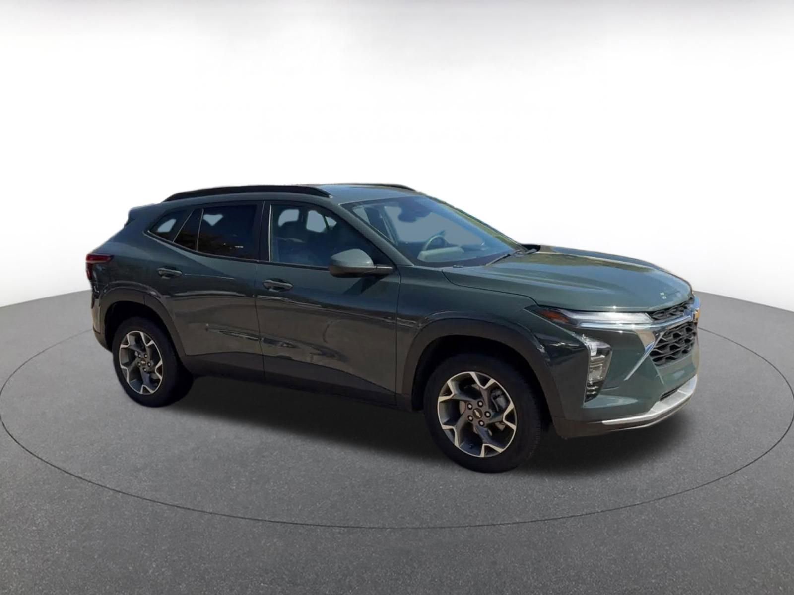 Used 2025 Chevrolet Trax LT image 2