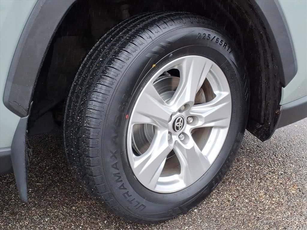 Used 2021 Toyota RAV4 XLE w/ Convenience Package image 9