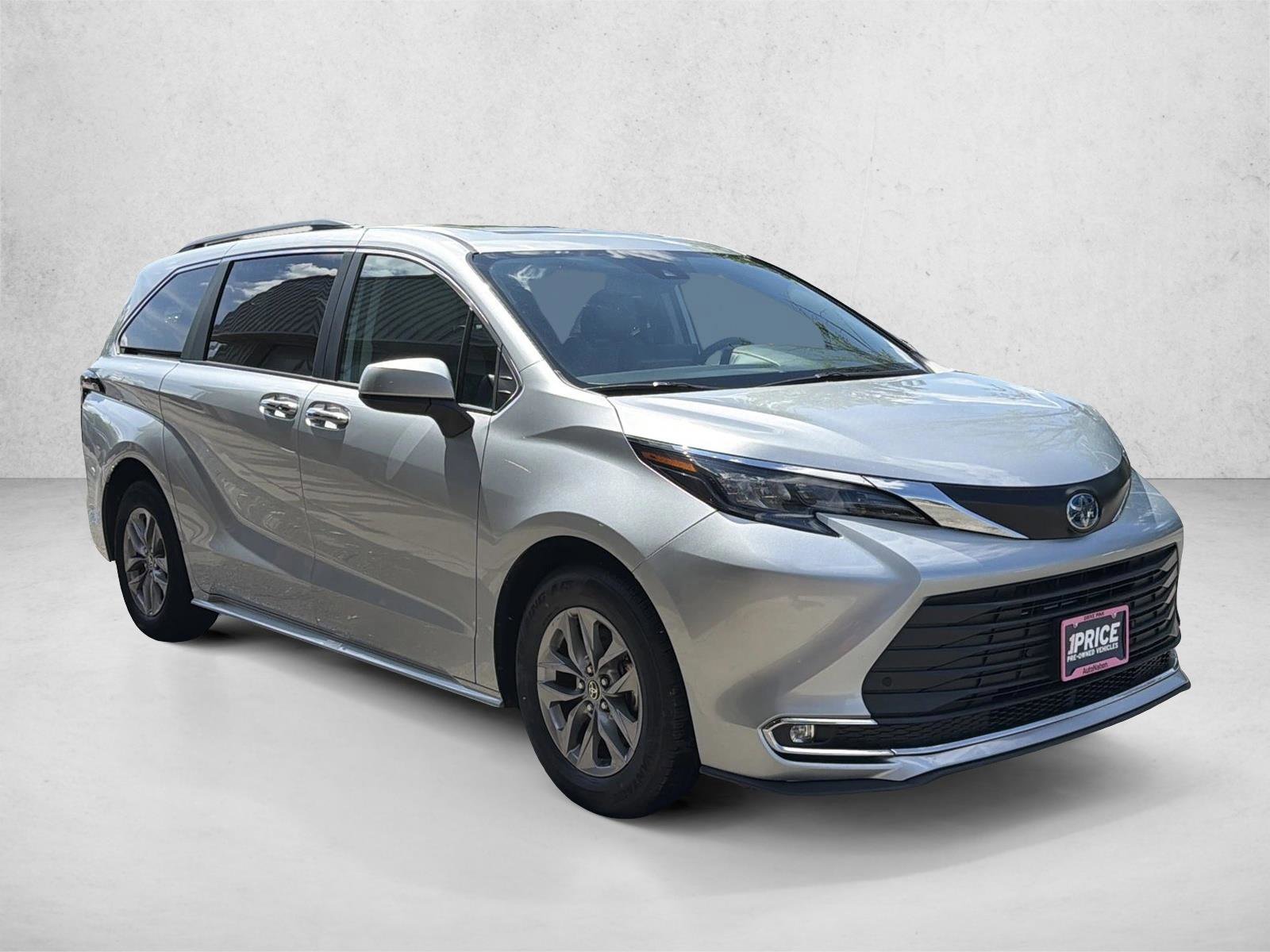 Used 2024 Toyota Sienna XLE FWD image 3