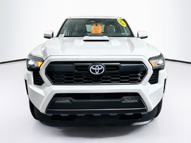Used 2024 Toyota Tacoma TRD Sport AWD/4WD image 2