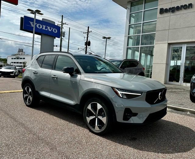 Certified 2025 Volvo XC40 B5 Plus AWD/4WD image 1