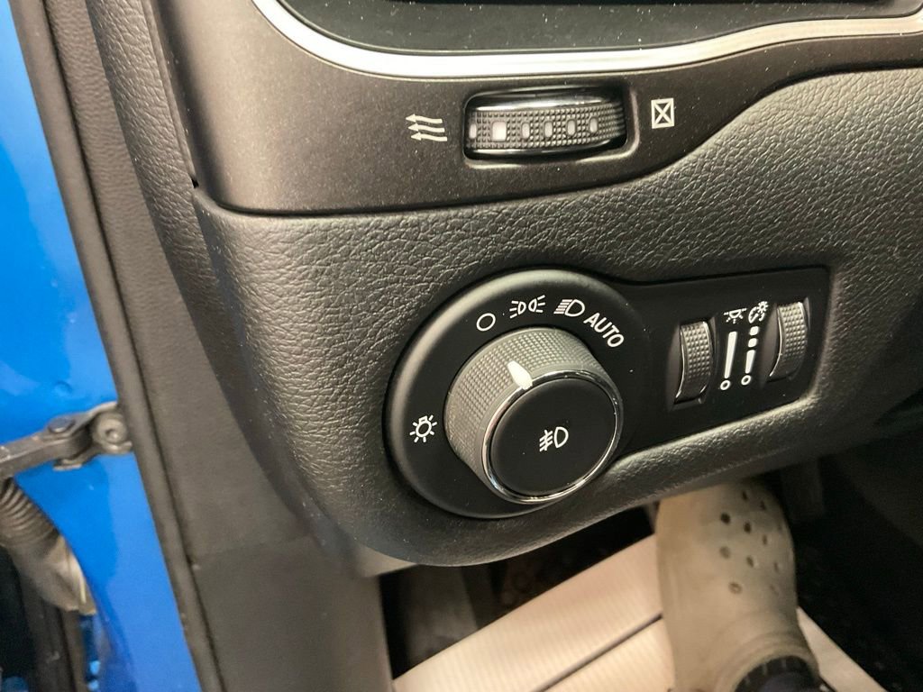 Used 2019 Jeep Cherokee Trailhawk w/ Cold Weather Group image 15