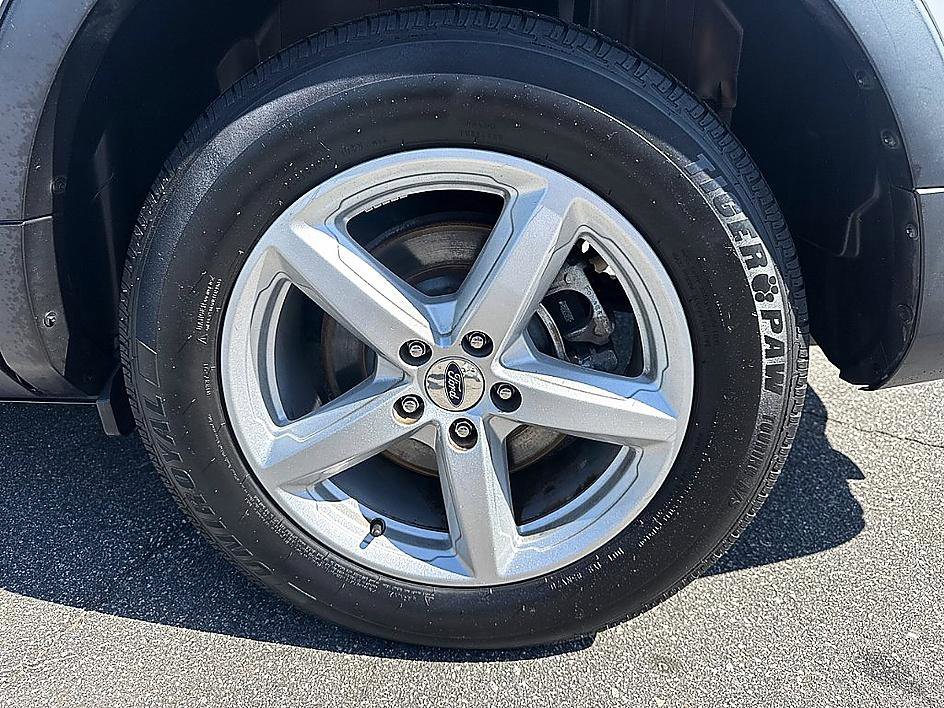 Used 2018 Ford Explorer XLT w/ Equipment Group 202A FWD image 8