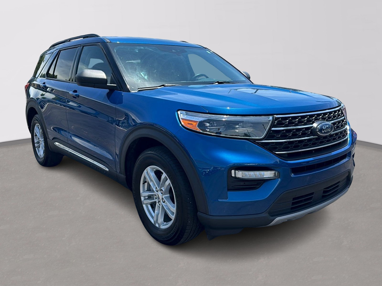 Used 2022 Ford Explorer XLT w/ Equipment Group 202A RWD image 2