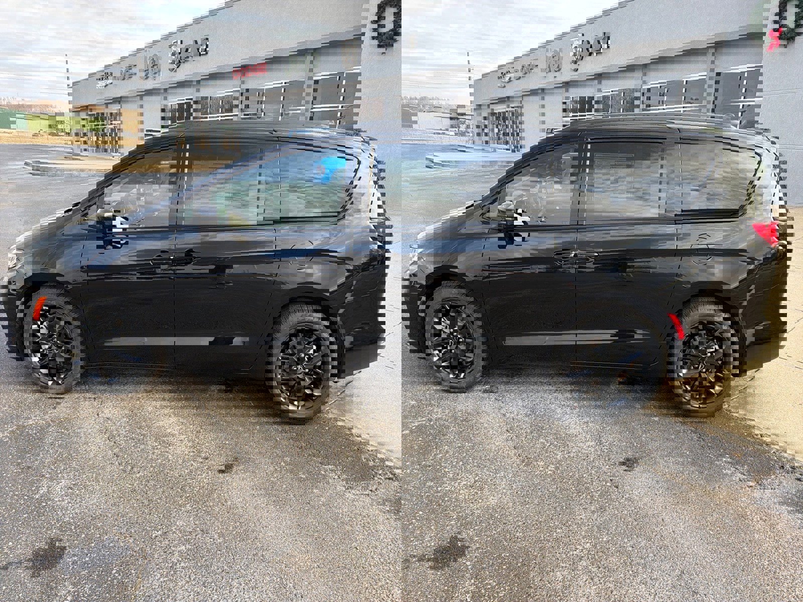 New 2026 Chrysler Pacifica Select image 9