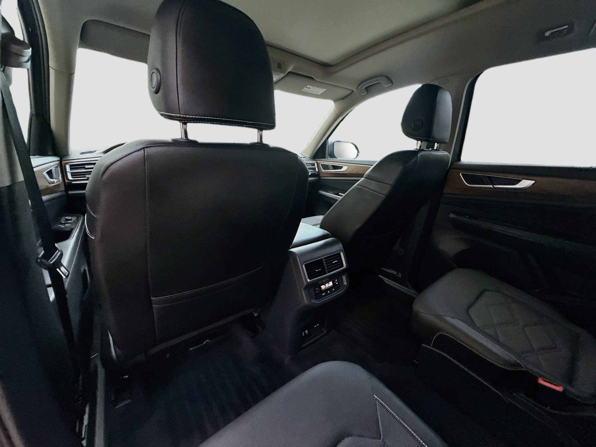 Used 2024 Volkswagen Atlas SE w/ Panoramic Sunroof Package FWD image 24