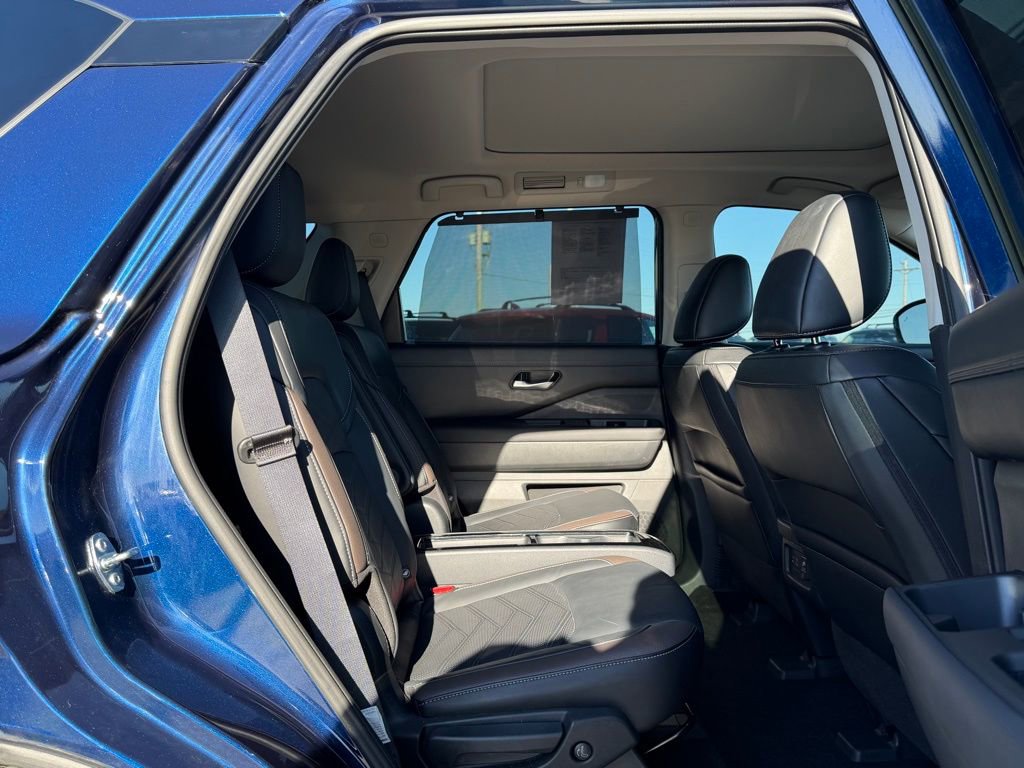 Used 2025 Nissan Pathfinder Platinum image 21
