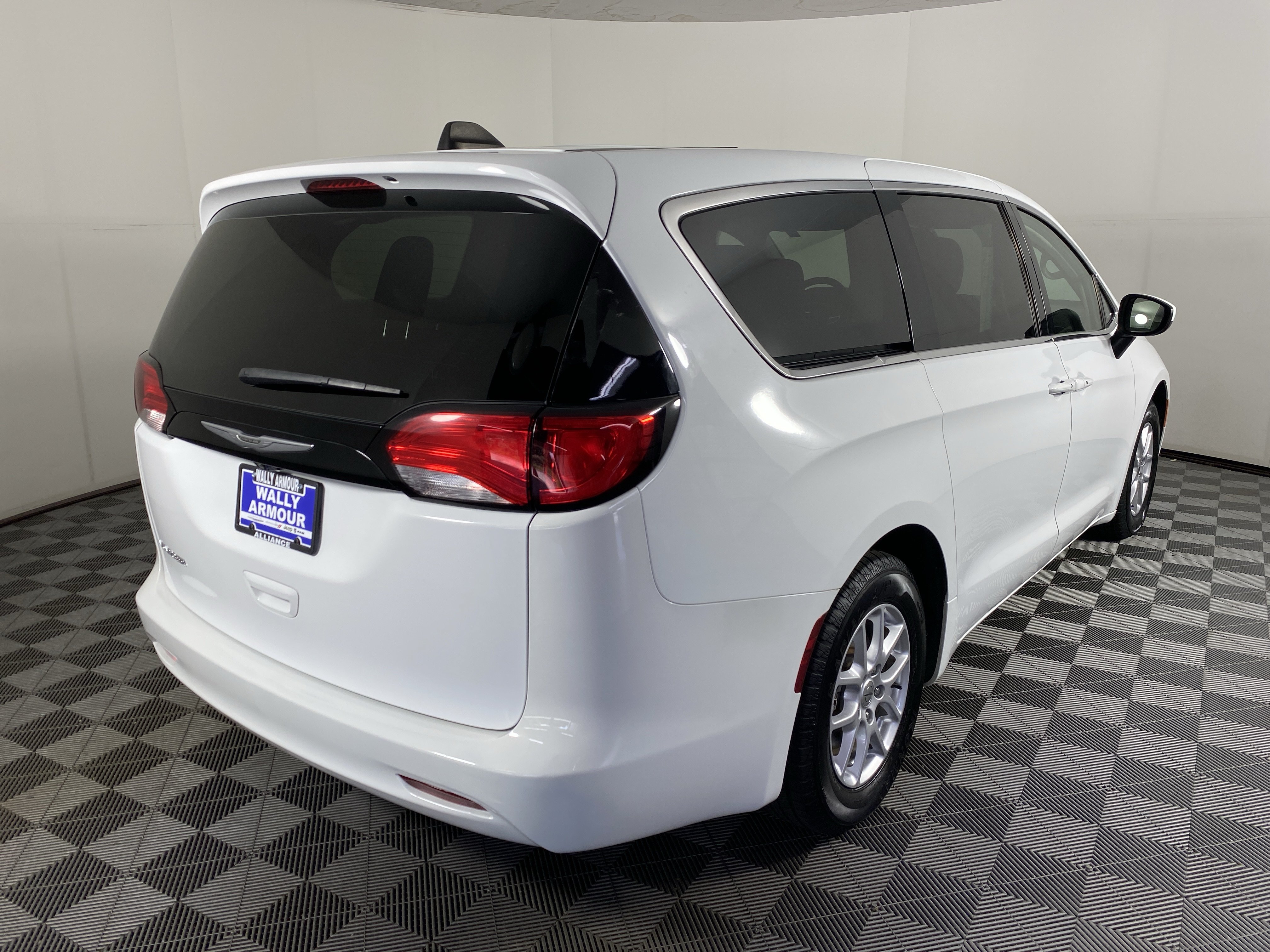 Used 2023 Chrysler Voyager LX FWD image 7