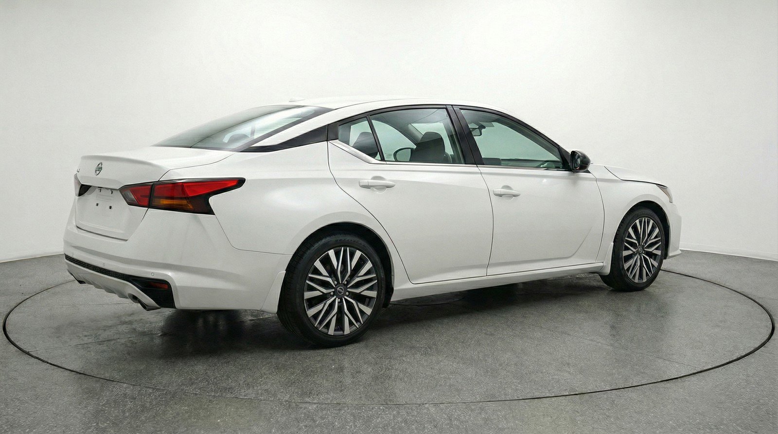 Used 2025 Nissan Altima 2.5 SV image 9