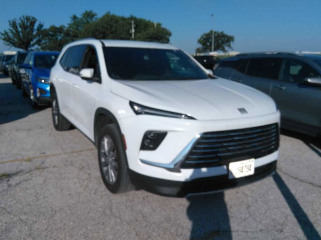 Used 2025 Buick Enclave Preferred AWD/4WD image 7