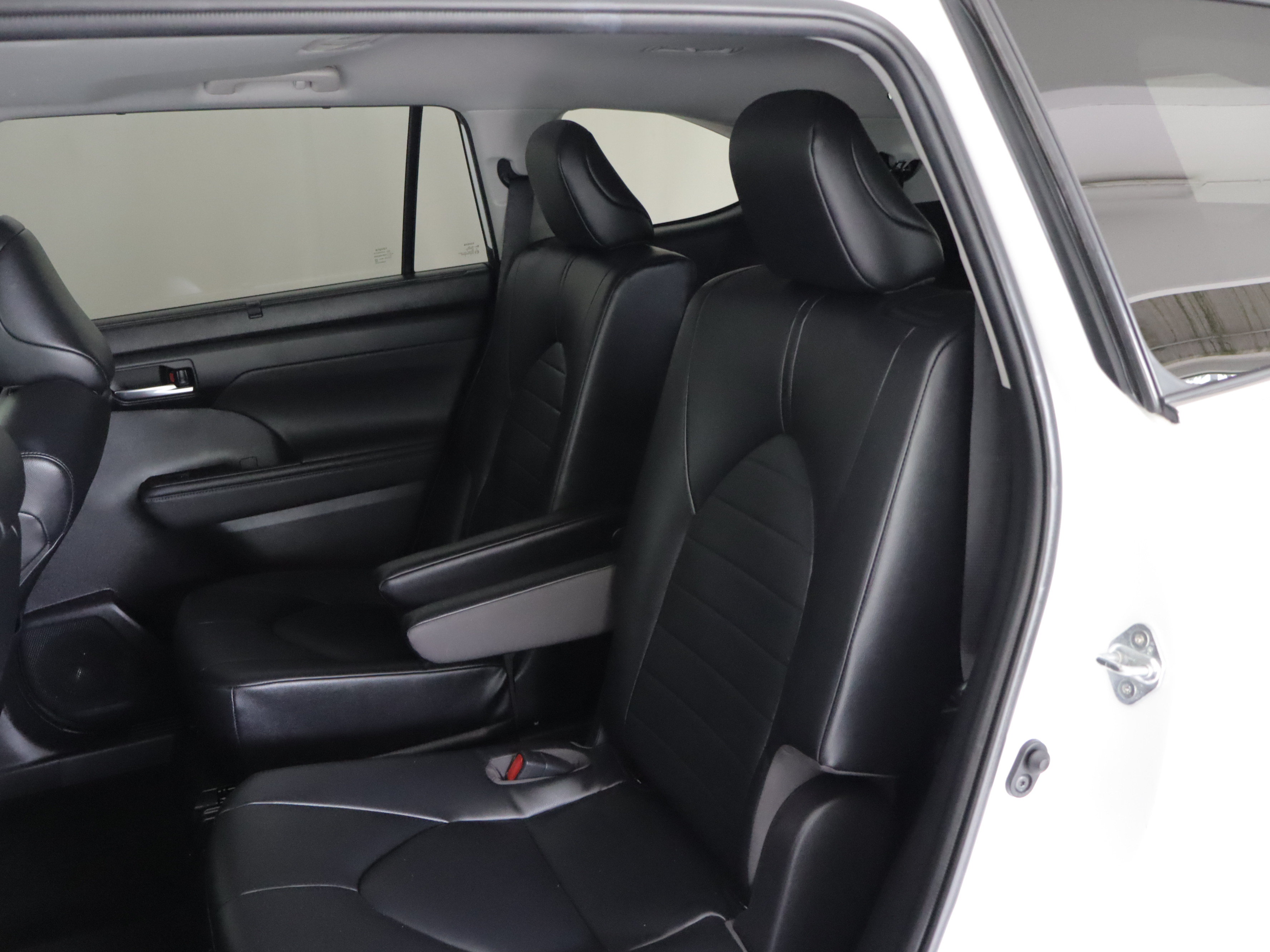 Used 2023 Toyota Highlander XLE AWD/4WD image 9