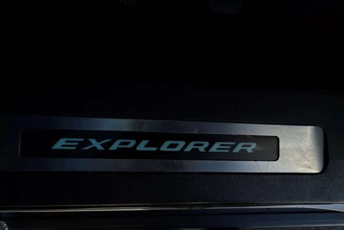 Used 2017 Ford Explorer Platinum AWD/4WD image 18