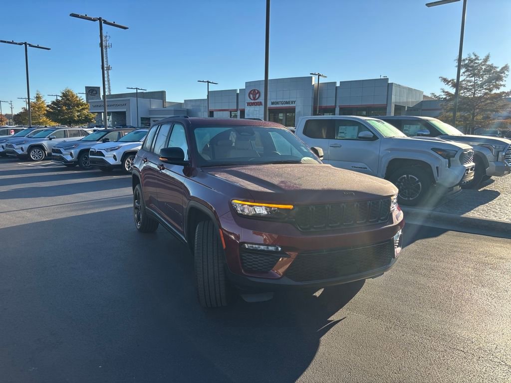Used 2025 Jeep Grand Cherokee Limited w/ Black Appearance Package image 7