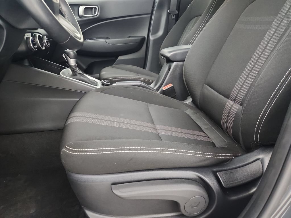 Used 2025 Hyundai Venue SEL FWD image 21