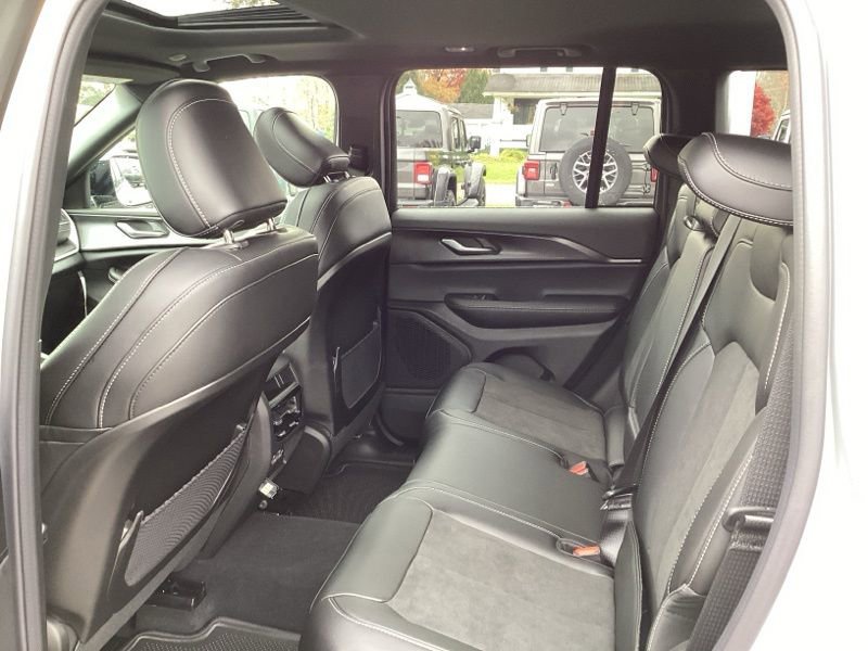 New 2025 Jeep Grand Cherokee Altitude AWD/4WD image 21