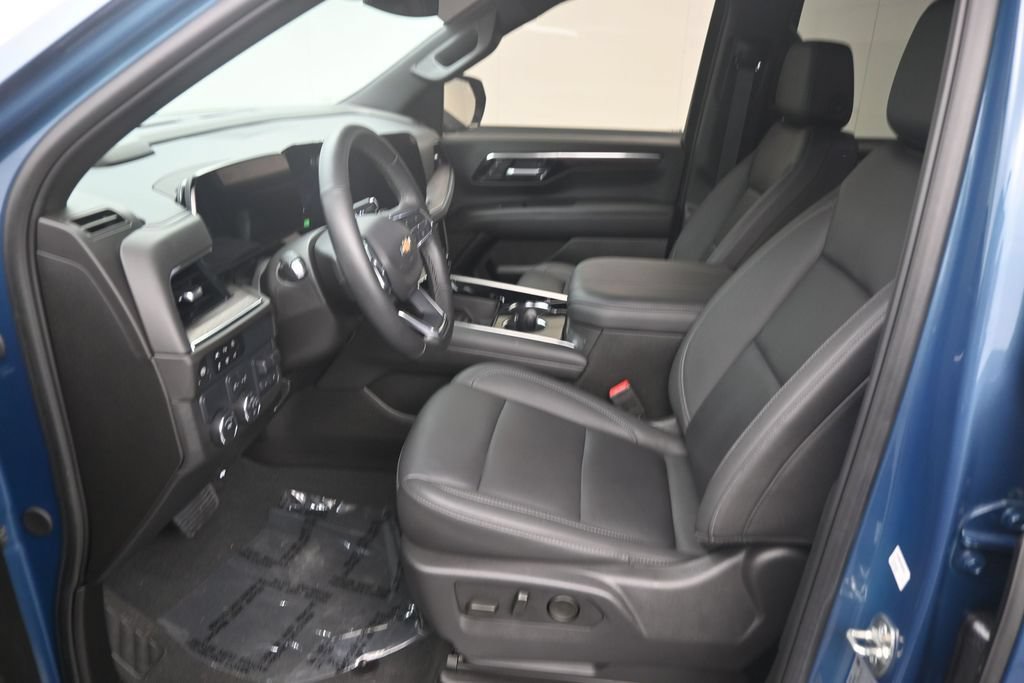 Used 2025 Chevrolet Suburban LT w/ Comfort Package RWD image 10