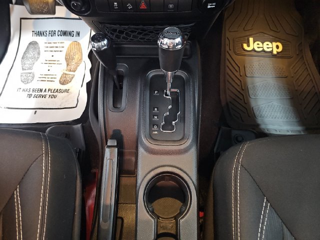 Used 2015 Jeep Wrangler Unlimited Sahara w/ Connectivity Group AWD/4WD image 21