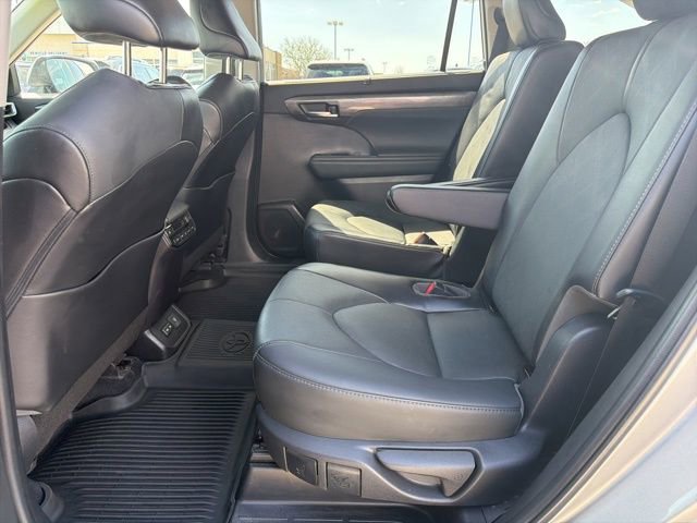 Used 2022 Toyota Highlander Platinum image 18
