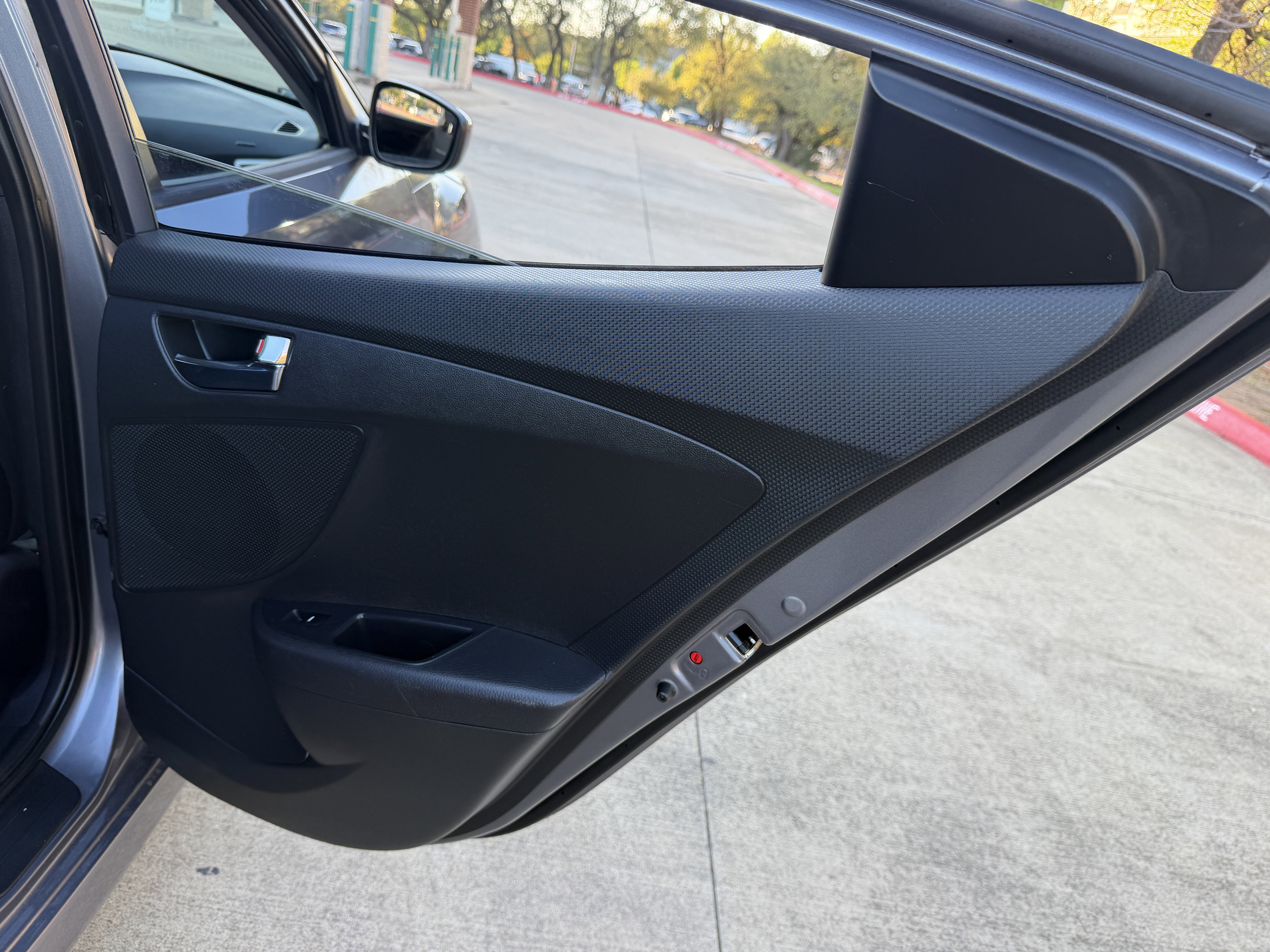 Used 2016 Hyundai Veloster 3dr Cpe Man image 12