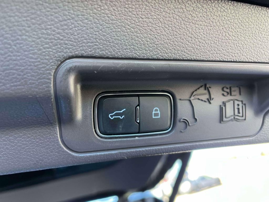 Used 2020 Ford Explorer Platinum w/ Premium Technology Package image 19