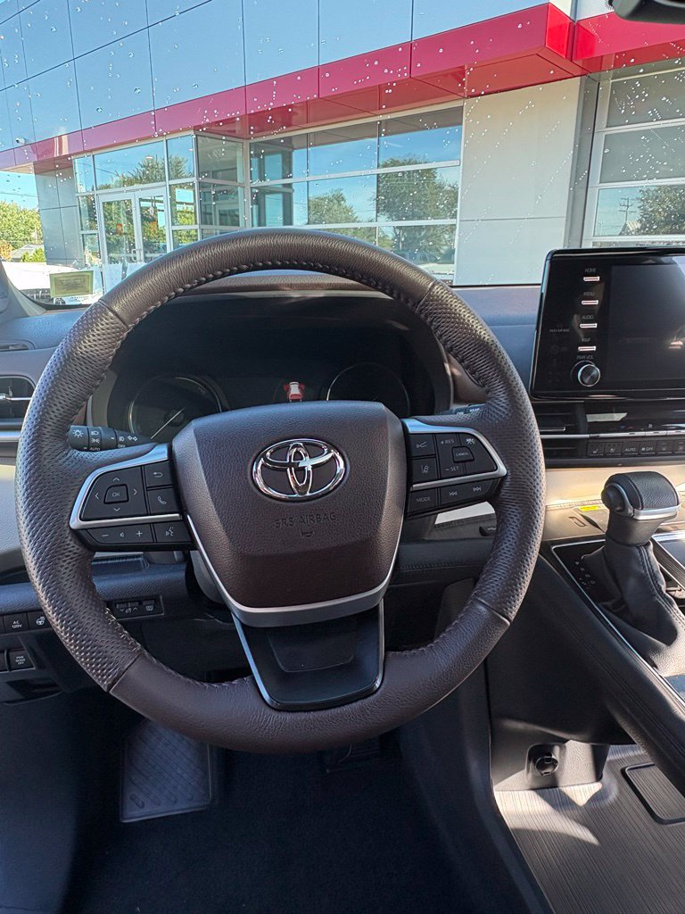 Used 2023 Toyota Sienna Platinum AWD/4WD image 25
