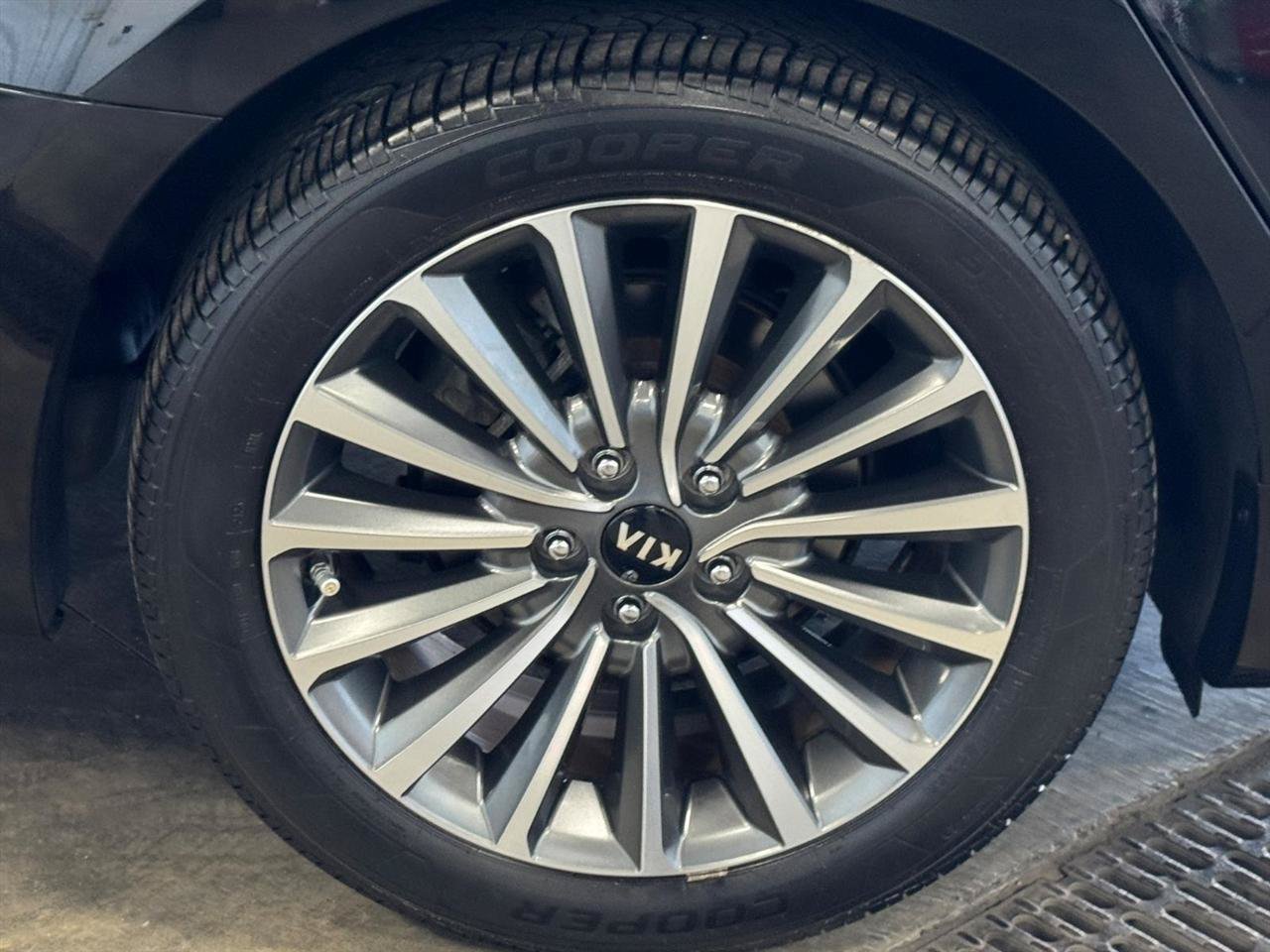 Used 2019 Kia Cadenza Premium FWD image 32