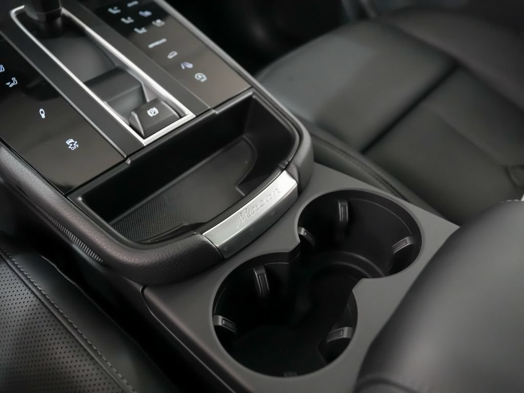 Certified 2026 Porsche Macan Turbo AWD/4WD image 33