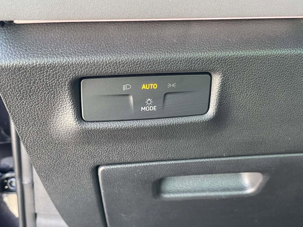 Certified 2025 Volkswagen Tiguan SE FWD image 17