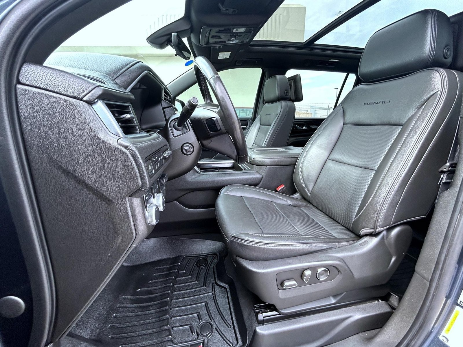 Used 2021 GMC Yukon XL Denali w/ Denali Premium Package AWD/4WD image 10