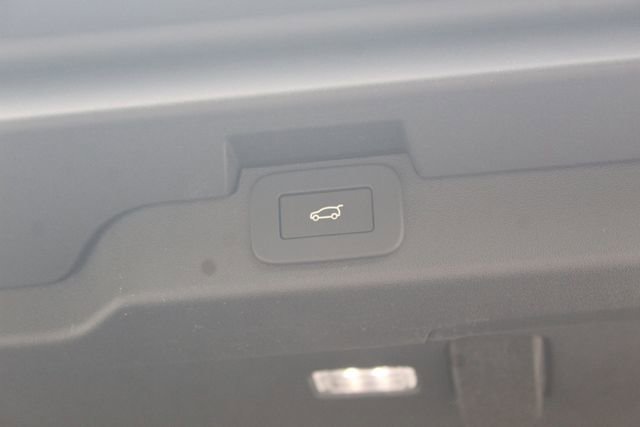 New 2025 Land Rover Discovery Dynamic SE image 13