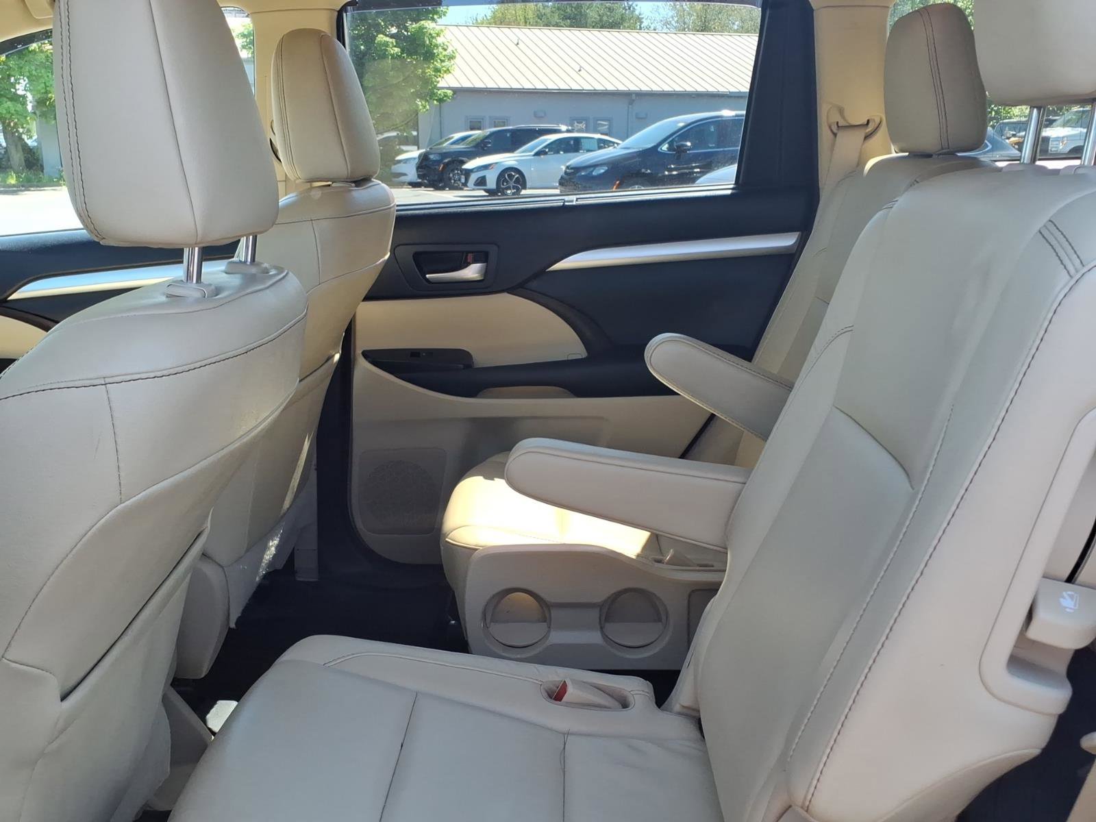 Used 2018 Toyota Highlander XLE AWD/4WD image 17