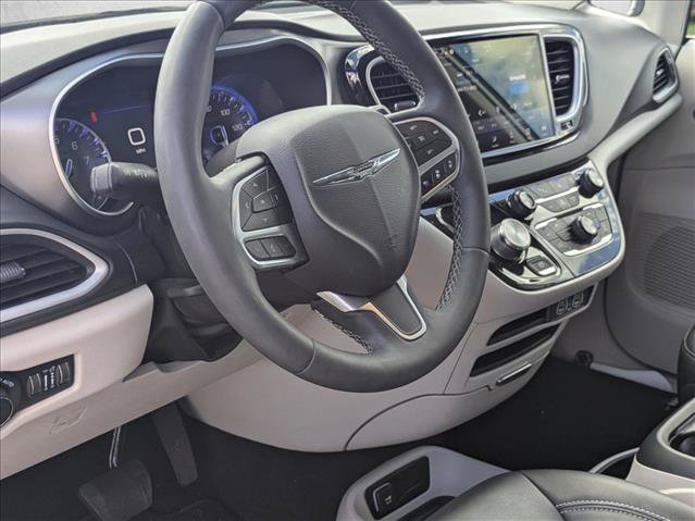 Used 2023 Chrysler Pacifica Touring-L FWD image 9