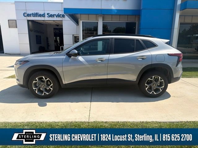 Used 2025 Chevrolet Trax LT FWD image 2