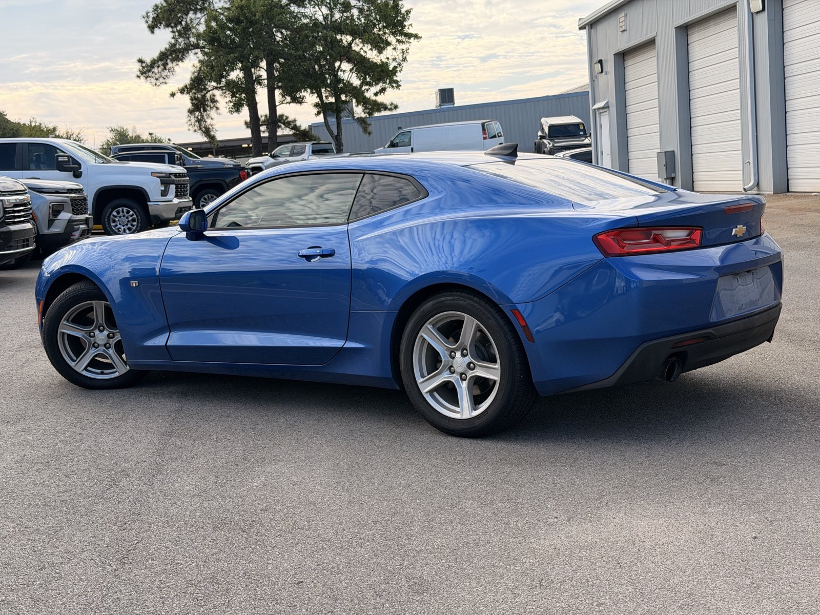 Used 2018 Chevrolet Camaro LT w/ Technology Package RWD image 10