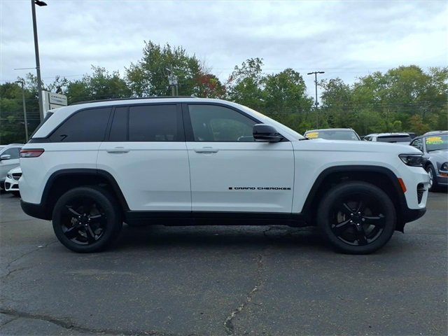 Certified 2022 Jeep Grand Cherokee Altitude image 2