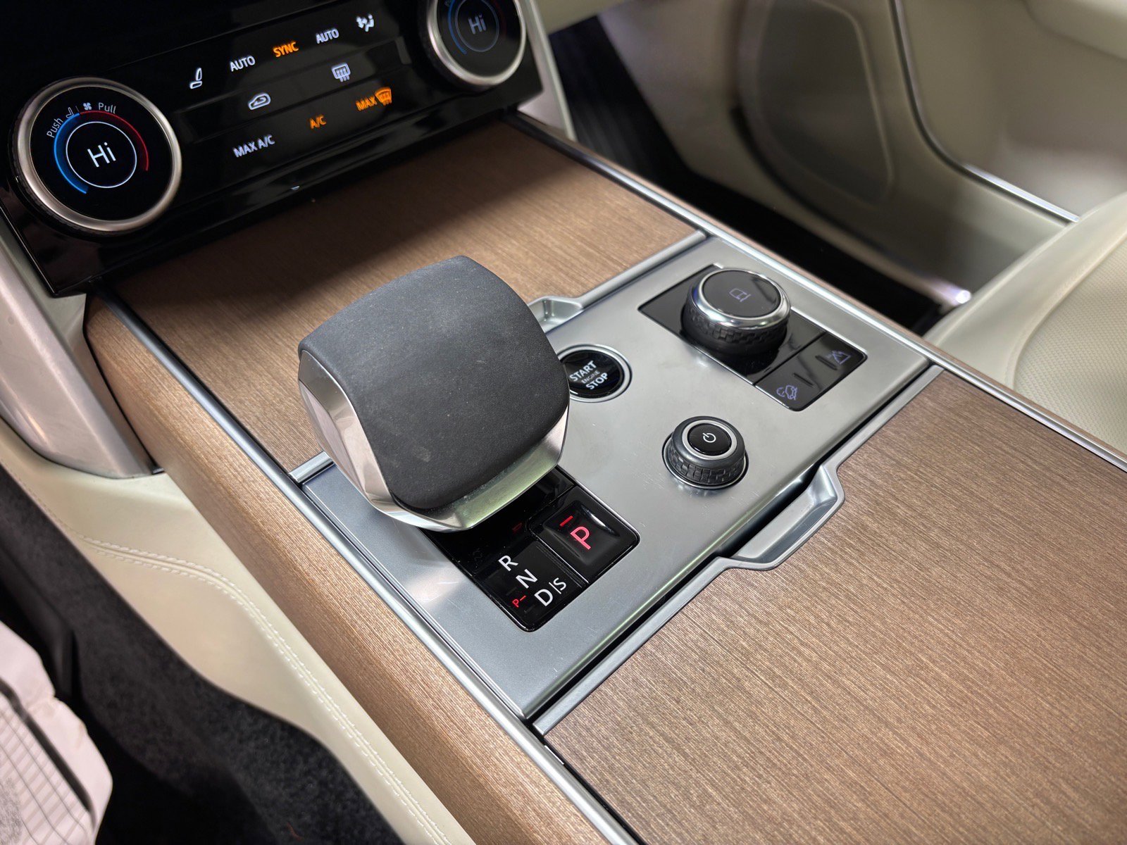 Used 2023 Land Rover Range Rover SE image 15
