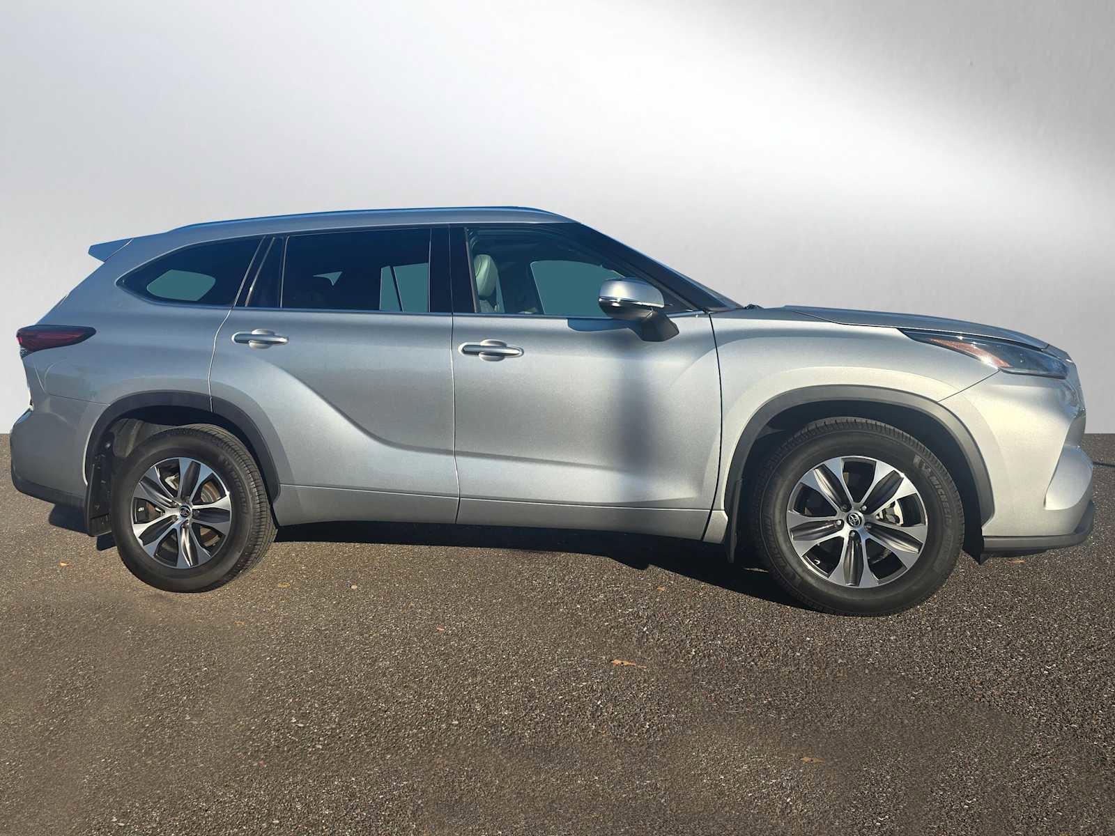 Used 2021 Toyota Highlander XLE image 2