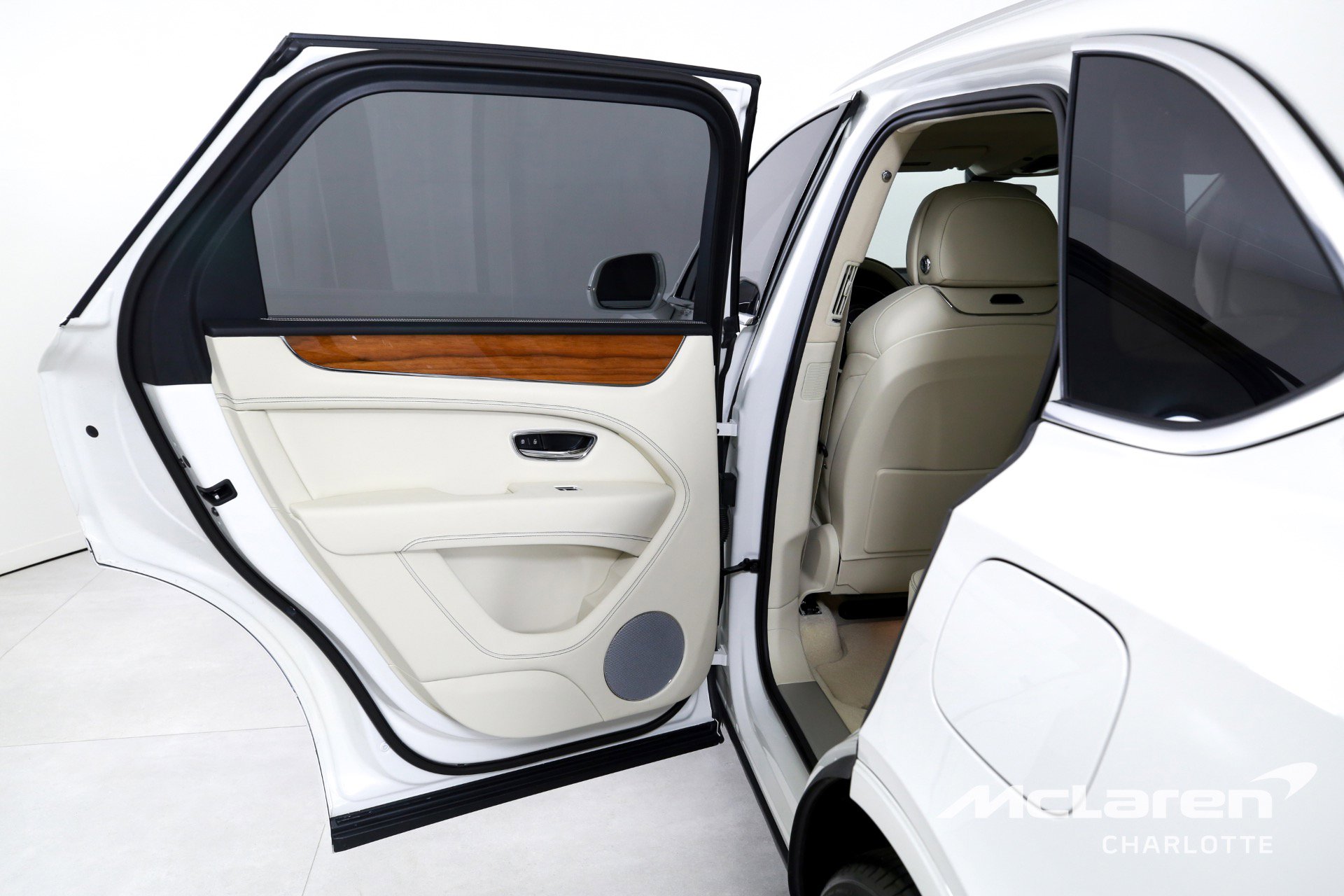 Used 2023 Bentley Bentayga Plug-In Hybrid image 16