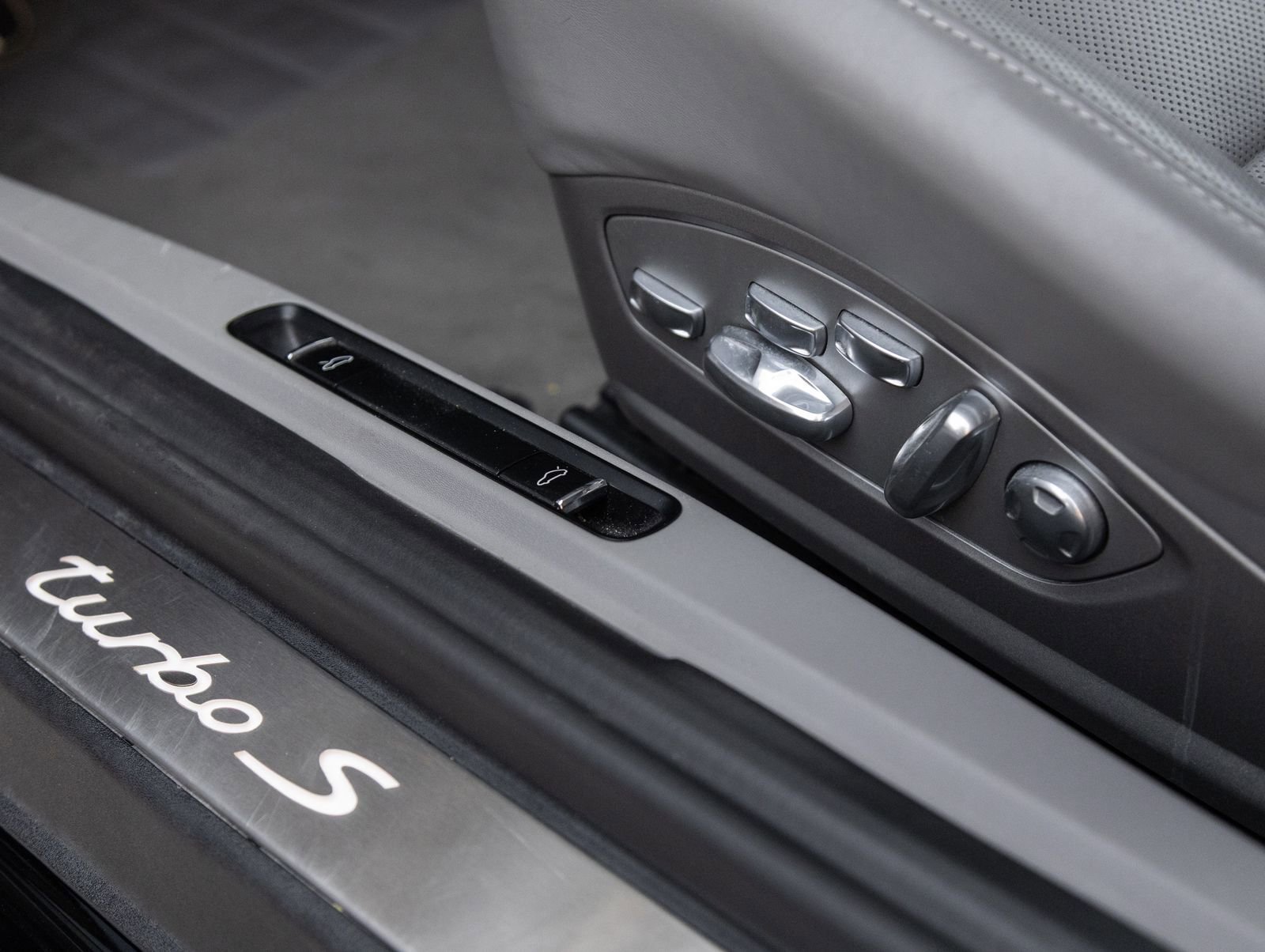 Certified 2014 Porsche 911 Turbo S image 24