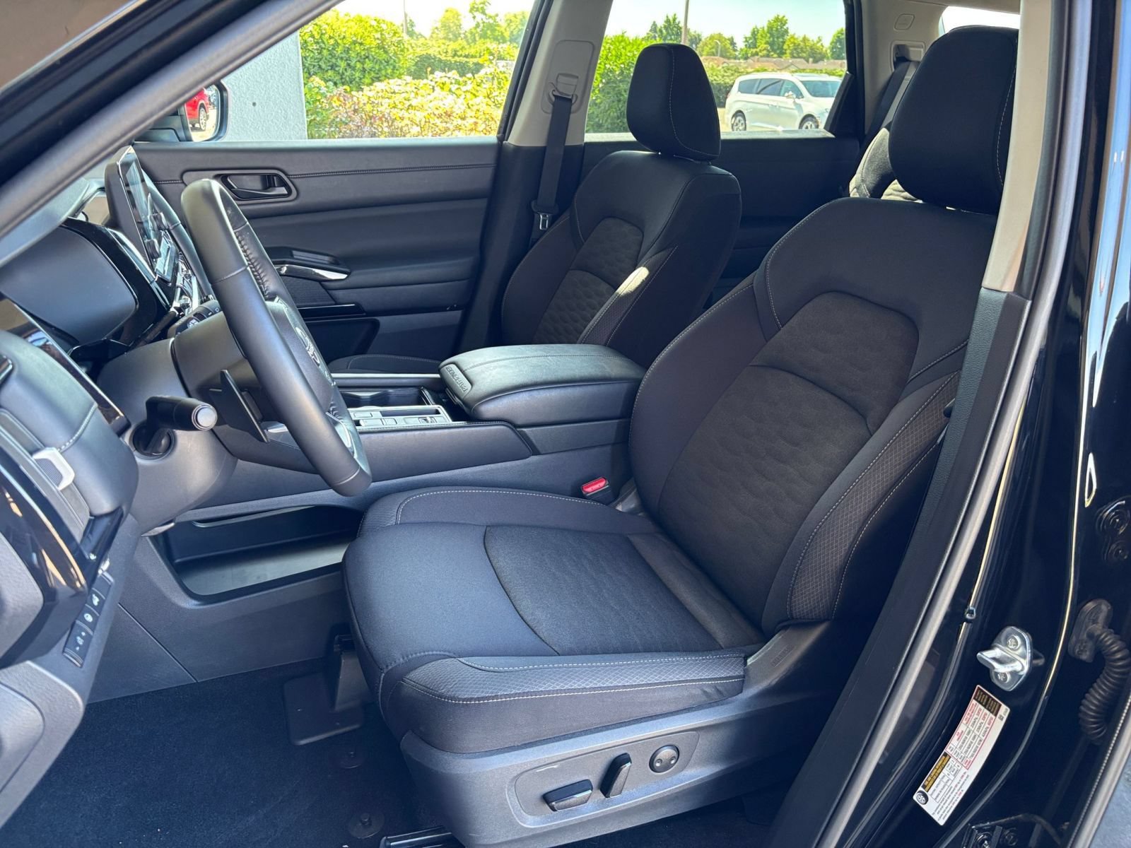 Used 2025 Nissan Pathfinder SV FWD image 39