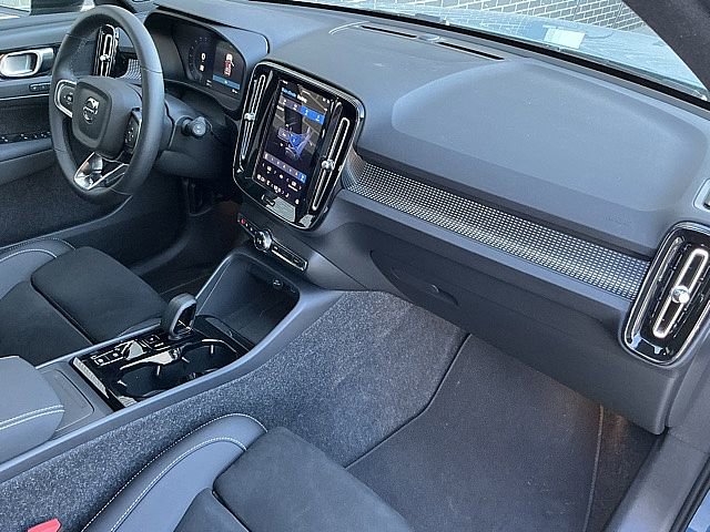 Certified 2025 Volvo XC40 B5 Plus image 21