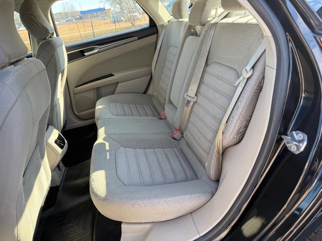 Used 2018 Ford Fusion SE FWD image 11