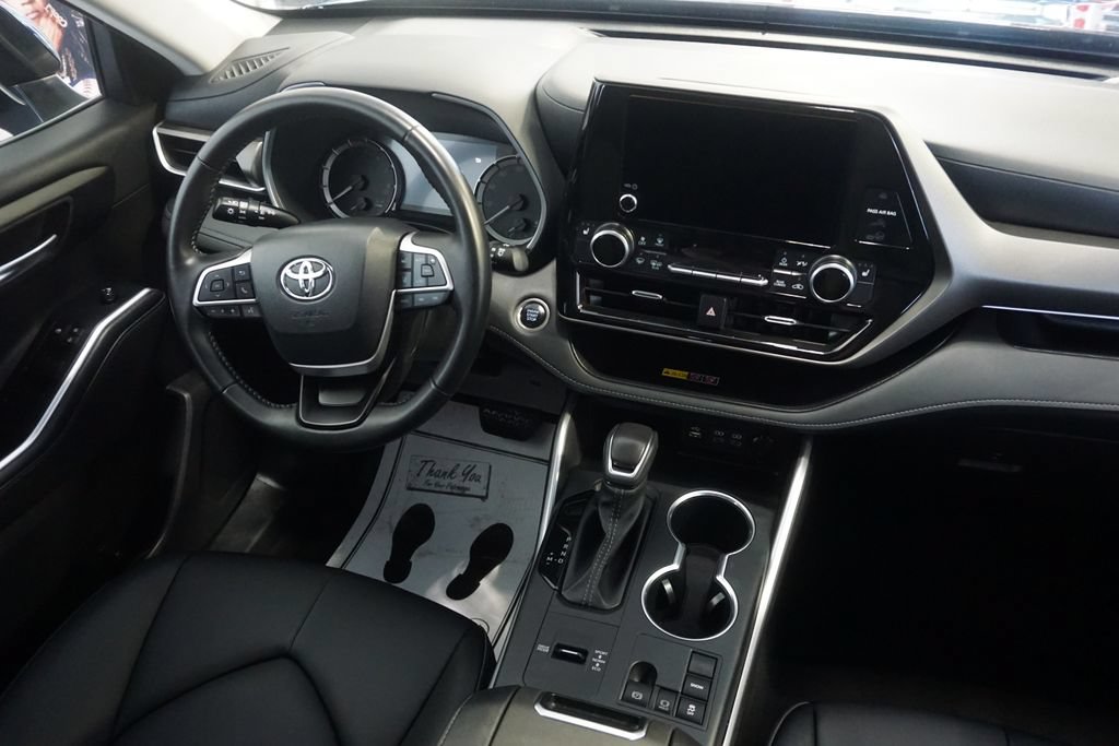 Certified 2025 Toyota Highlander XLE FWD image 30