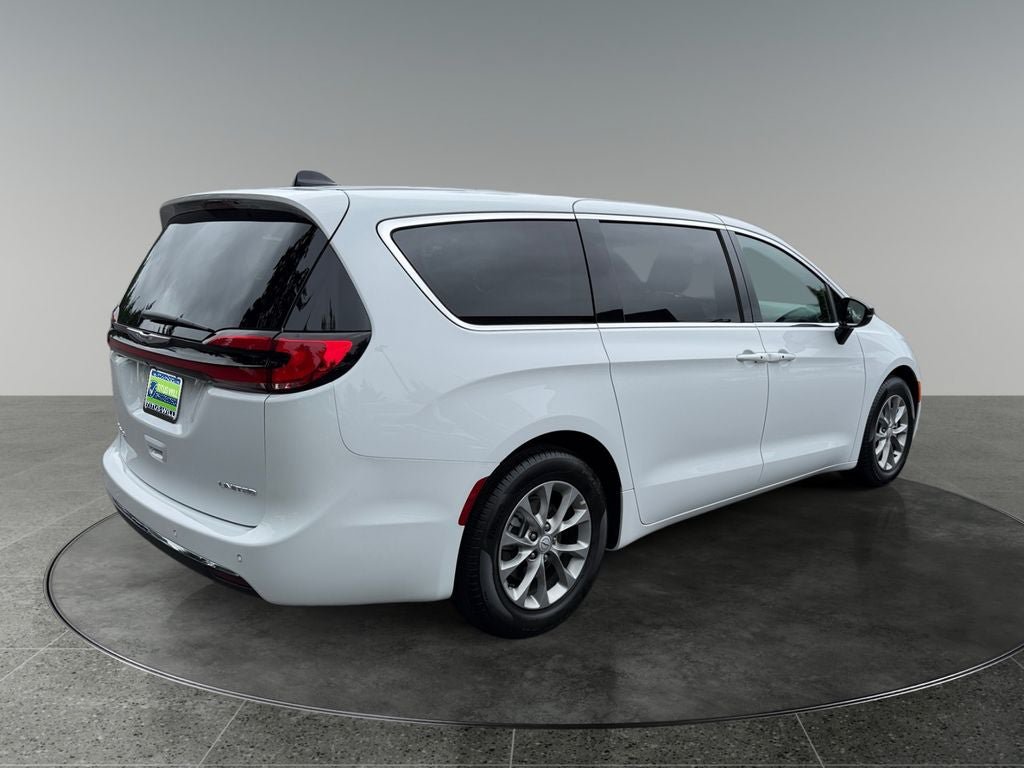 Used 2026 Chrysler Pacifica Limited FWD image 8