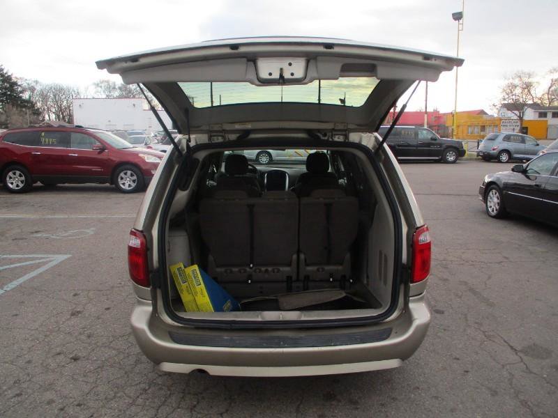 Used 2007 Chrysler Town & Country Touring image 6
