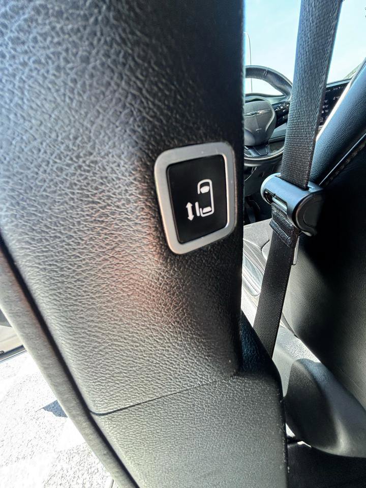 Used 2018 Chrysler Pacifica Limited FWD image 24